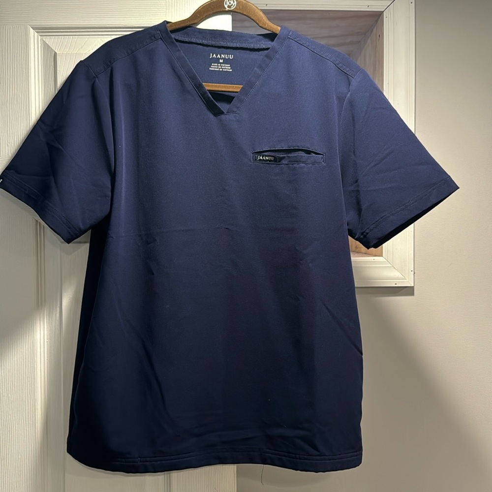 Jaanuu Men’s 4 pocket scrub top Navy
